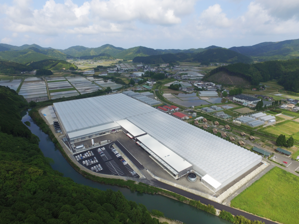 四万十町に完成の次世代型の大規模トマト温室航空写真
